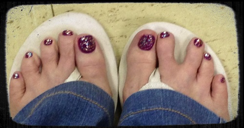 LOOK MY RIGHT FOOT IS DOING A MODIFIED PEACE SIGN!